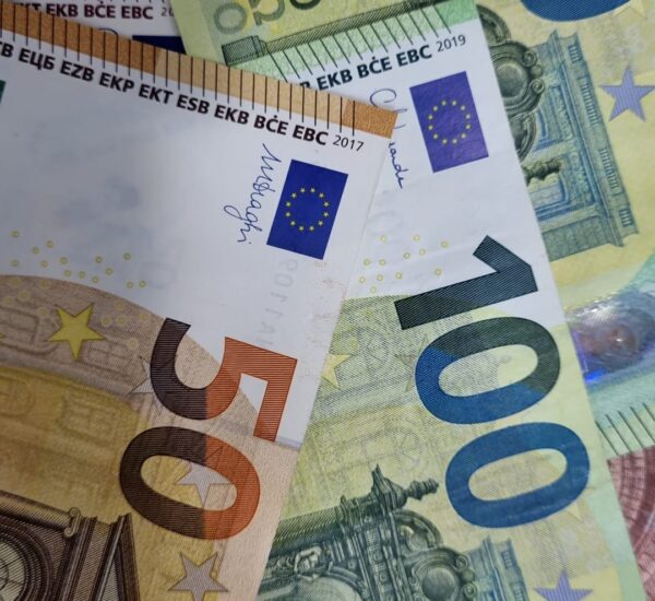 Mixed Euro notes featuring €50 and €100 designs. Mixed Euro notes featuring €50 and €100 designs.
