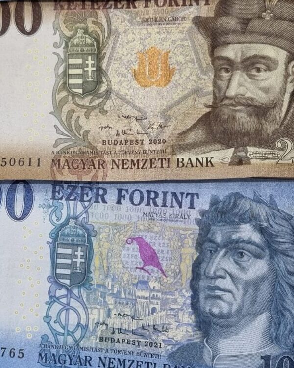 Hungarian banknotes in 2,000 and 1,000‑forint denominations placed together. Hungarian banknotes in 2,000 and 1,000‑forint denominations placed together.