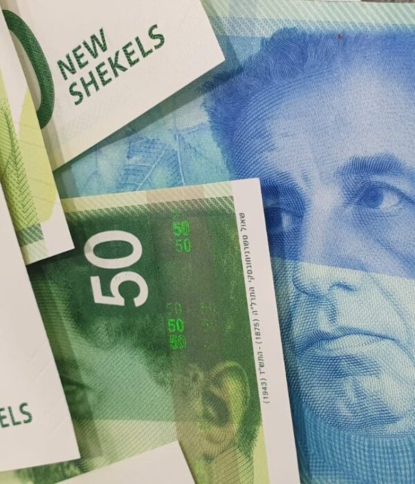 Israeli banknotes in 50 and 200‑shekel denominations arranged together. Israeli banknotes in 50 and 200‑shekel denominations arranged together.