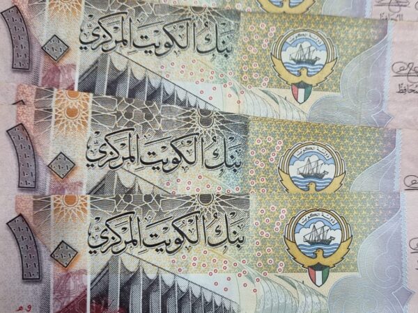 Kuwaiti 10‑dinar banknotes displayed in a grouped layout. Kuwaiti 10‑dinar banknotes displayed in a grouped layout.