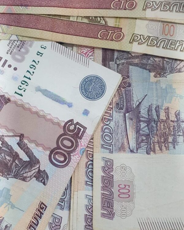Russian ruble banknotes in 100 and 500 denominations arranged together, showing architectural designs and a blue Danesh Exchange label beneath them. Russian ruble banknotes in 100 and 500 denominations arranged together, showing architectural designs and a blue Danesh Exchange label beneath them.