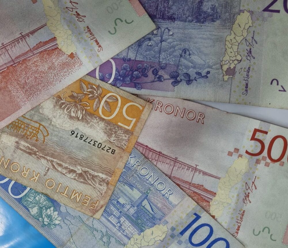 Swedish kronor banknotes in 20, 50, and 100 denominations arranged together in a close-up display. Swedish kronor banknotes in 20, 50, and 100 denominations arranged together in a close-up display.