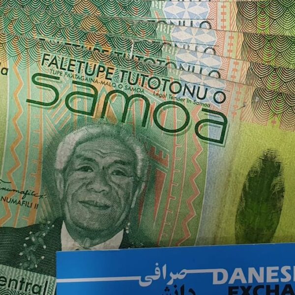 Samoan 100‑tala banknotes fanned out. Samoan 100‑tala banknotes fanned out.