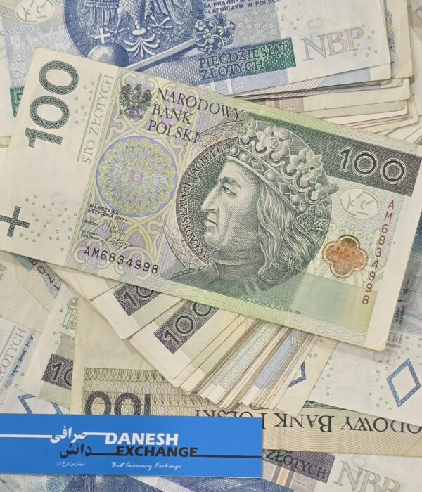 Polish złoty banknotes, including a prominent 100‑złoty note with King Władysław II Jagiełło, arranged above a blue Danesh Exchange label. Polish złoty banknotes, including a prominent 100‑złoty note with King Władysław II Jagiełło, arranged above a blue Danesh Exchange label.