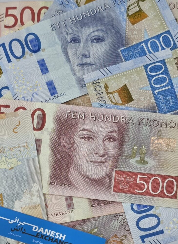 Swedish banknotes in 100‑kronor blue and 500‑kronor red tones arranged together, showing portraits, security patterns, and a small blue Danesh Exchange label in the corner. Swedish banknotes in 100‑kronor blue and 500‑kronor red tones arranged together, showing portraits, security patterns, and a small blue Danesh Exchange label in the corner.