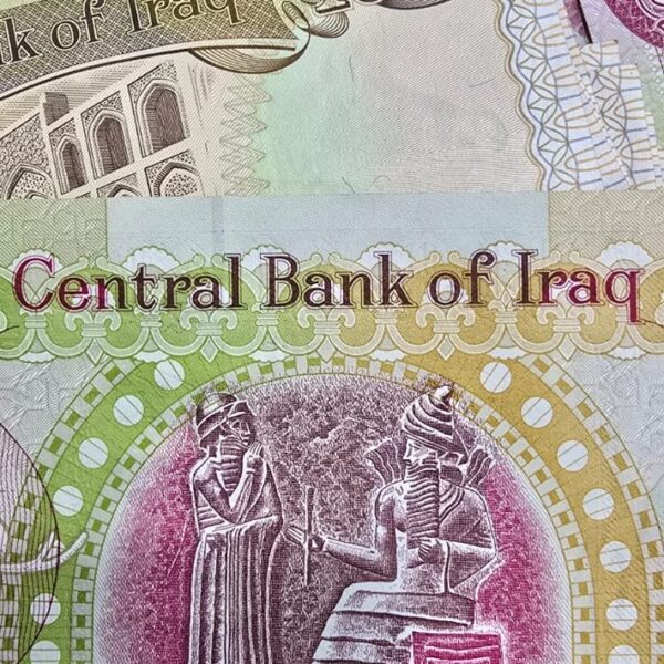 Mixed Iraqi banknotes showing 1,000 and 25,000 dinar designs. Mixed Iraqi banknotes showing 1,000 and 25,000 dinar designs.