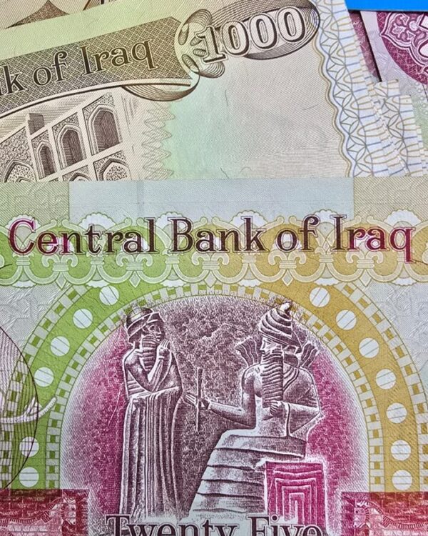 Mixed Iraqi banknotes showing 1,000 and 25,000 dinar designs. Mixed Iraqi banknotes showing 1,000 and 25,000 dinar designs.