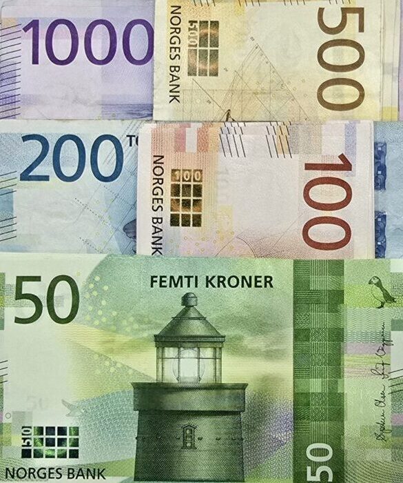 Norwegian banknotes in 50, 100, 200, 500, and 1000‑krone denominations arranged together. Norwegian banknotes in 50, 100, 200, 500, and 1000‑krone denominations arranged together.